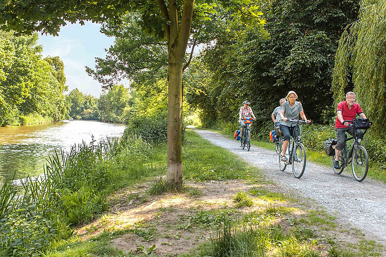 Radfahrer entland der Erft im Naturpark Rheinland