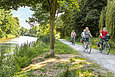 Radfahrer entland der Erft im Naturpark Rheinland