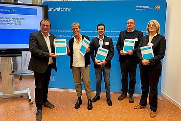 NRW-Umweltminister Oliver Krischer und Mitglieder des Beirats Klimaanpassung bei der Übergabe der Empfehlung des Beirats