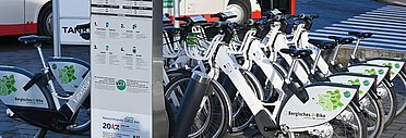 Parkende E-Bikes am Bahnhof Bergisch Gladbach.