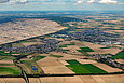 Luftaufnahme des Tagebau Hambach. Außerdem die stadt Elsdor, Agrarflächen und Windräder.