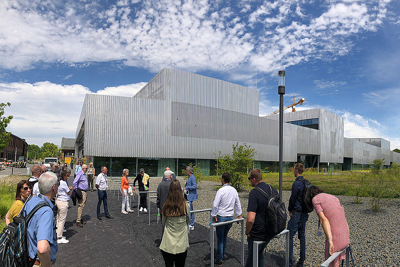 Der neue Bau des Campus Leverkusen der TH Köln in der neuen bahnstadt opladen. Im Vordergrund die Teilnehmenden der Exkursion "Brücken, Bildung, Baukultur" am Langen Tag der Region 2022