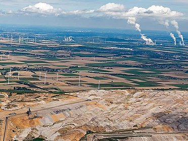 Ausschnitt des Tagebau Hambachs und der Sohphienhöhe.