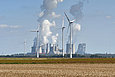 Windräder auf einem Feld in Bedburg und im Hintergrund das Braunkohlekraftwerk Neurath