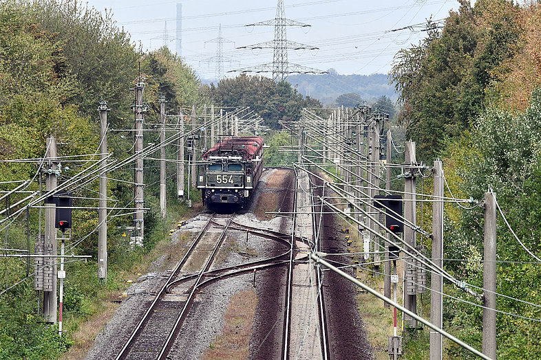 Foto eines hernnahenden Zuges auf der Werksbahntrasse Hambachbahn