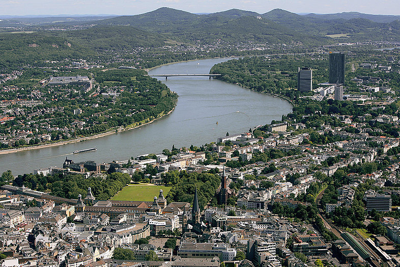 Luftbild der Bundesstadt Bonn mit Rhein und Siebengebirge am Horizont