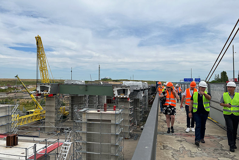 Teilnehmende der Exkursion 4 des Langen Tages der Region auf der Baustelle der Autobahnbrück A1 in Leverkusen 