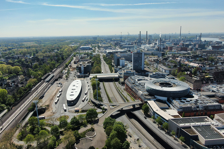 Leverkusen Wiesdorf mit dem Bahnhof Mitte und dem Chempark Leverkusen