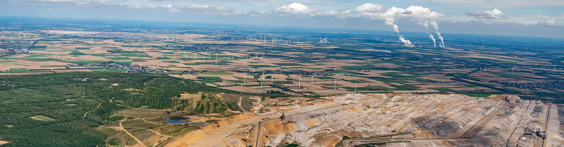 Ausschnitt des Tagebau Hambachs und der Sohphienhöhe.