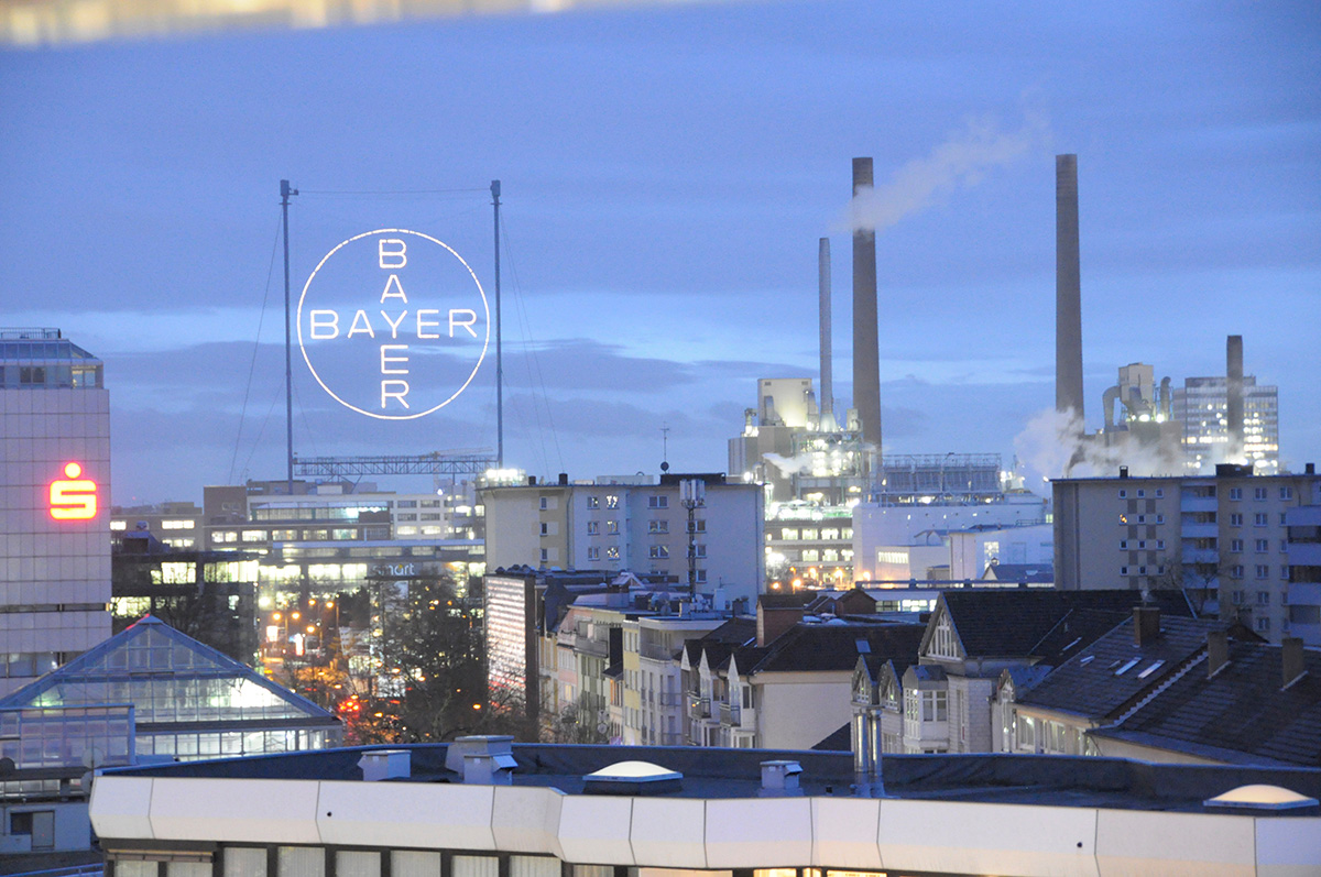 Blick auf das Bayer-Kreuz, Teile der City und des Chemparks